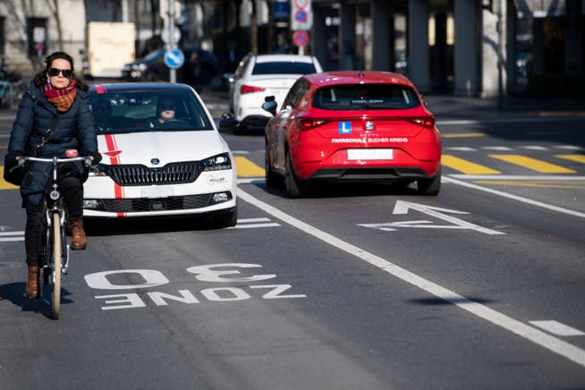 Der Autoverkehr soll einen Beitrag zum Klimaschutz leisten – wie stark, ist in Luzern umstritten.