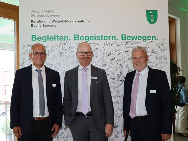 Die beiden abtretenden Rektoren Franz Anrig (links) und Beni Heeb (rechts) zusammen mit Daniel Miescher, dem künftigen Rektor des neuen Berufs- und Weiterbildungszentrums Buchs Sargans.