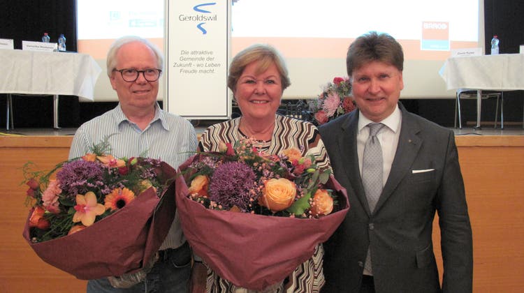 Liegenschaftenvorstand Peter Christen (FDP) und Sozial- und Gesundheitsvorständin Veronika Neubauer (SVP) wurden von Gemeindepräsident Michael Deplazes (parteilos) mit einem Blumenstrauss verabschiedet. (Virginia Kamm)