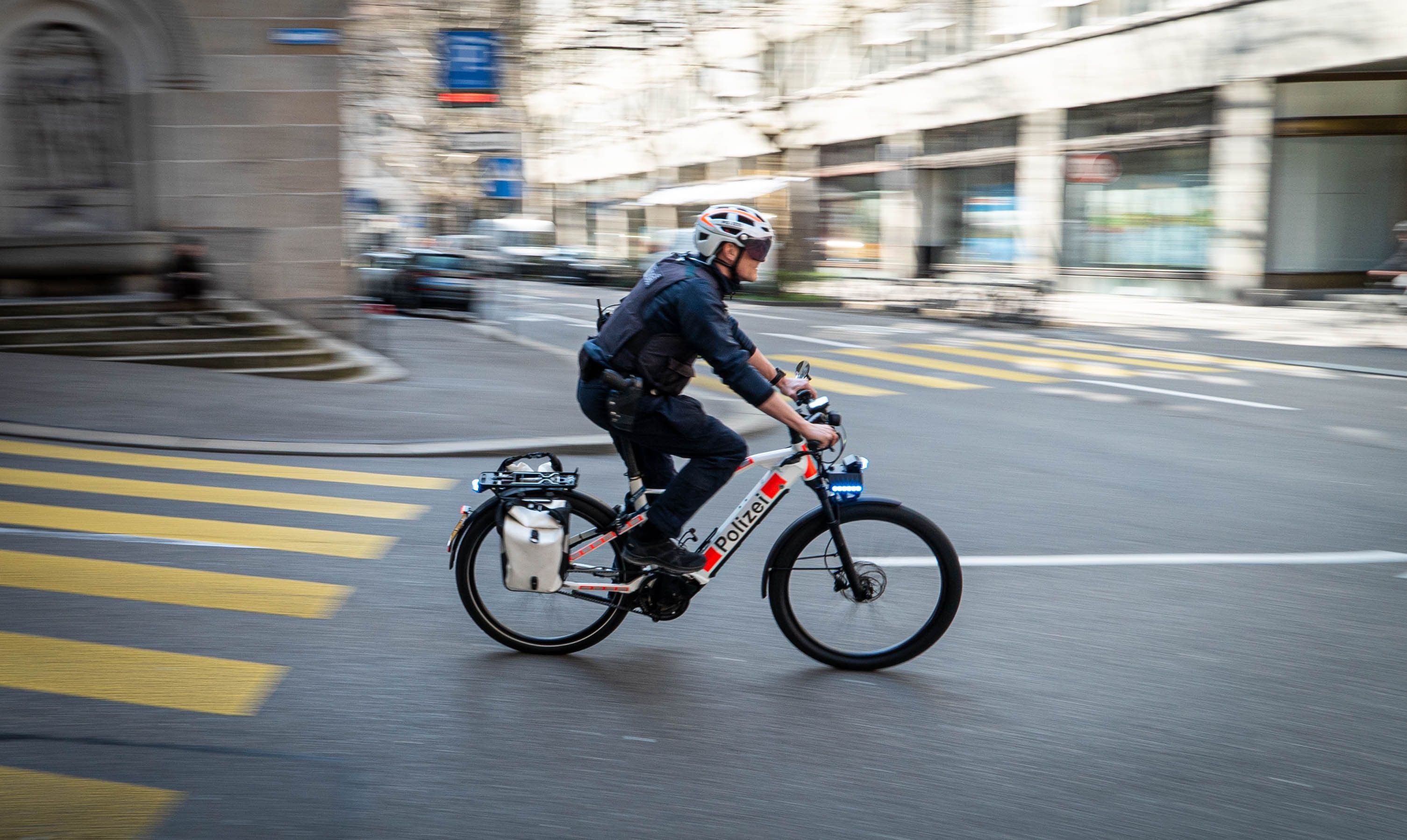 polizei e bike mit blaulicht