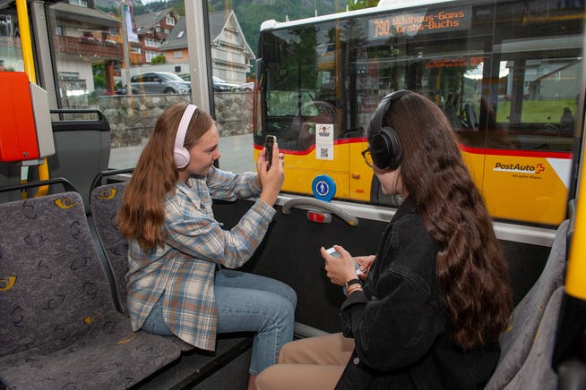 Einsteigen, QR-Code scannen, geniessen: Die Reise im Postauto durch die Ferienregion Toggenburg wird mit dem Hörerlebnis noch schöner.