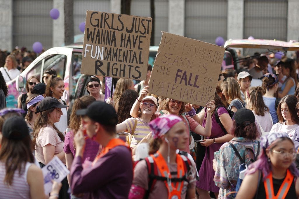 In Zürich Gingen Tausende Für Frauenrechte Auf Die Strasse