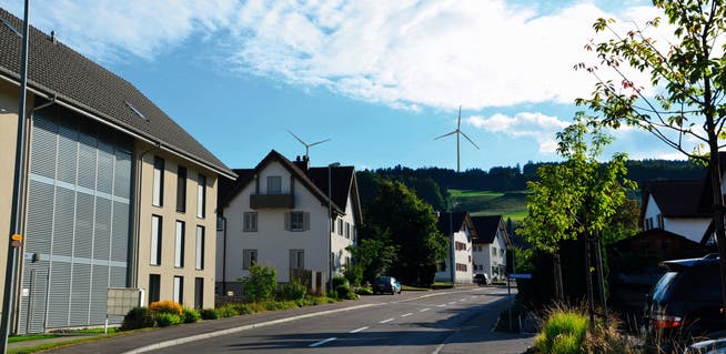 Wie nahe dürfen Windräder zu bewohnten Gebäuden gebaut werden? Zur Visualisierung hier ein Beispiel zweier Anlagen oberhalb von Beinwil.