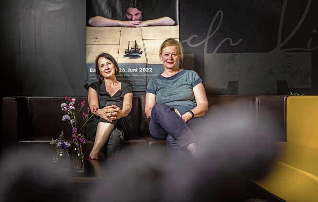 Die Co-Leiterinnen Eveline Gfeller und Irène Howald im provisorisch eingerichteten Festivalzentrum.