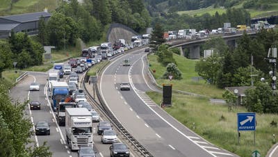 Blick auf die A2, kurz vor Göschenen: Der Verkehr staut sich Richtung Süden. (TCS-Webcam)