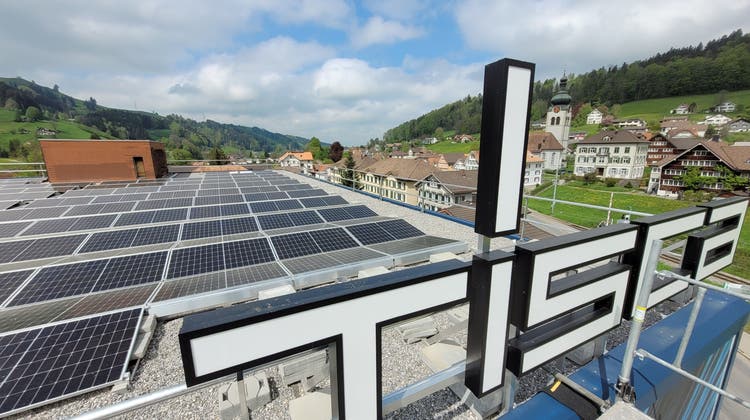 Die SAK soll erneuerbare Energien stärker ausbauen, fordert der Kantonsrat: Photovoltaikanlage der SAK auf Firmendach in Bühler. (Bild: zvg)