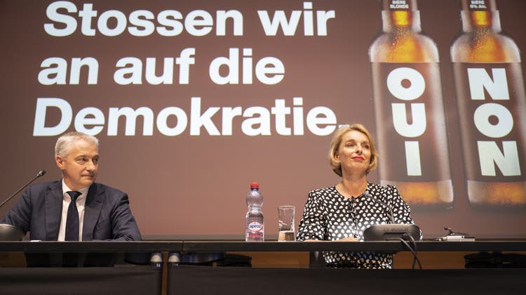 Migros-Präsidentin Ursula Nold und Migros-Chef Fabrice Zumbrunnen stellten sich am Donnerstag den Fragen der Presse zur Alkohol-Abstimmung. (Ennio Leanza / KEYSTONE / keystone-sda.ch)