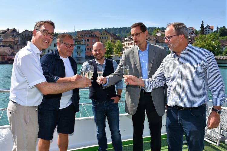Sie stossen auf der MS Munot auf eine erfolgreiche Zusammenarbeit an: URh-Geschäftsführer Remo Rey, die Kochpiraten Renato Blättler und Andreas Würmli sowie URh-VR-Präsident Sönke Bandixen und Beat Hedinger von Schaffhauserland-Tourismus.