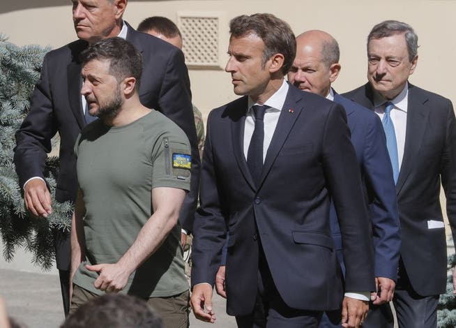 Wichtiges politisches Zeichen am 113. Kriegstag: Das EU-Trio Emmanuel Macron, Olaf Scholz und Mario Draghi besuchen zusammen mit dem rumänischen Präsidenten Klaus Iohannis bei Wolodomir Selenski in Kiew.