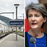 Bundesrätin Sommaruga bestätigt: Der Halbstundentakt der Fernverkehrszüge ab 2025 im St.Galler Rheintal ist fix. (Bild: Belinda Schmid, Peter Schneider/KEY)