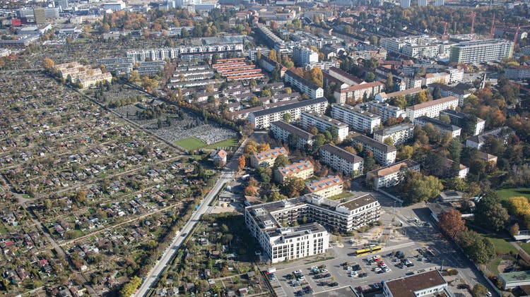 Luftbild über den Bachgraben und Basel-West aus dem Jahr 2022: Unter diesem Gebiet plant der Kanton Baselland den Zubringer Bachgraben. Der Tunnel würde unter der Stadt hindurch bis zur Nordtangente und damit auch zum Rheintunnel führen.