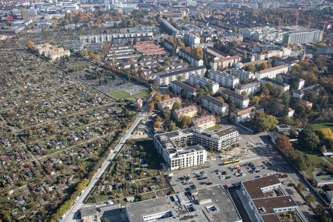 Luftbild über den Bachgraben und Basel-West: Hier an der Grenze zu Frankreich und zum grossen Teil auf Gebiet des Kantons Basel-Stadt plant Baselland den Zubringer Bachgraben.