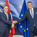 Kommt es im September nach langer Pause zum nächsten Treffen? Bundesrat Ignazio Cassis (links) trifft Maros Sefcovic, Vizepräsident der EU-Kommission. (Brüssel, 15. November 2021) (Eu Commission / KEYSTONE)