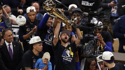 Stephen Curry darf zum vierten Mal in seiner Karriere die NBA-Trophäe in die Höhe stemmen. (Keystone)