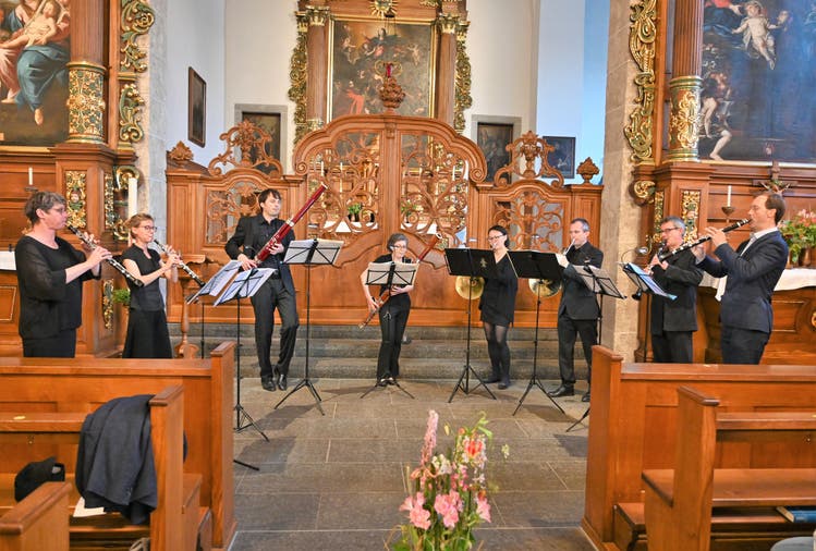 Die acht Blasinstrumentenprofis des Bläserensembles Stephan Britt bei ihrem Auftritt in der Kapuzinerkirche Stans.