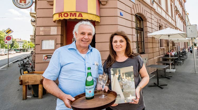 Ein Bild, das bald nur noch im Archiv vorzufinden sein wird: Pietro und Lisa Froiio stehen eines der letzten Male vor Ihrer Pizzeria Roma. (Nicole Nars-Zimmer)