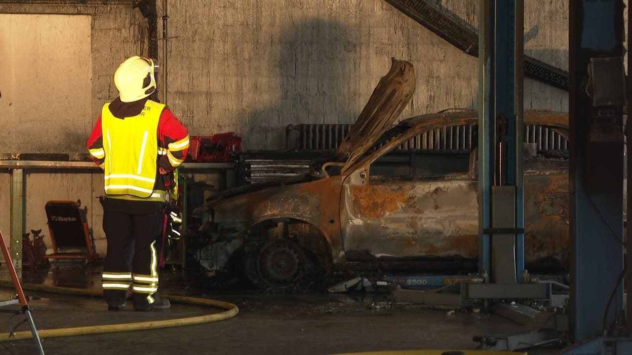 Aarau, 17. Juni: Am frühen Morgen brach in einer Autowerkstatt in Aarau ein Brand aus. Dieser richtete beträchtlichen Schaden an. Verletzt wurde niemand.