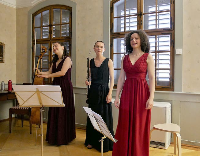 Der vierte Auftritt in der Stube des Museums Bruder Klaus. Von links: Chiara Enderle Samatanga, Lisa Anna Gross und Lara Morger.