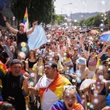 Pride: Mehrere tausend Personen zogen am Samstag durch die Zürcher Innenstadt. (Keystone)
