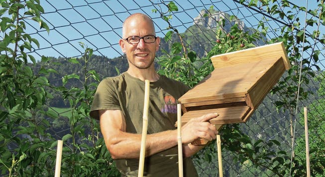 Patrick Amstad mit einer selbst gebauten Unterkunft für Fledermäuse.
