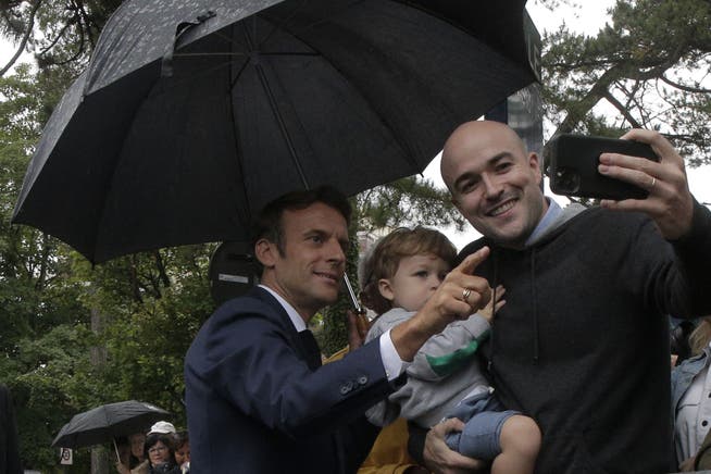Wählermobilisation à la française: Emmanuel Macron am Wahltag in Nordfrankreich.