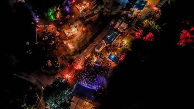 In der Nacht erstrahlt das Festivalgelände in magischem Licht. (Elias Hauschild)