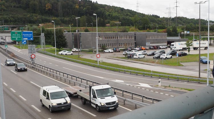 Der Zollübergang Rheinfelden ist schon jetzt stark durch Verkehr belastet. Es steht im Raum, ihn auszubauen. (Hans Christof Wagner (5. Oktober 2020))