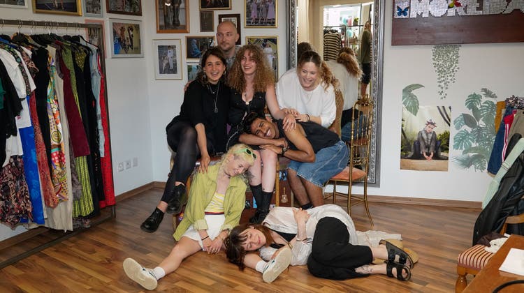 Hinten: Drazenko, Chanel, Yanna und Corinne Heim (v.l.) und Kavin in der Mitte. Vorne: Lara und Sara. (zvg)
