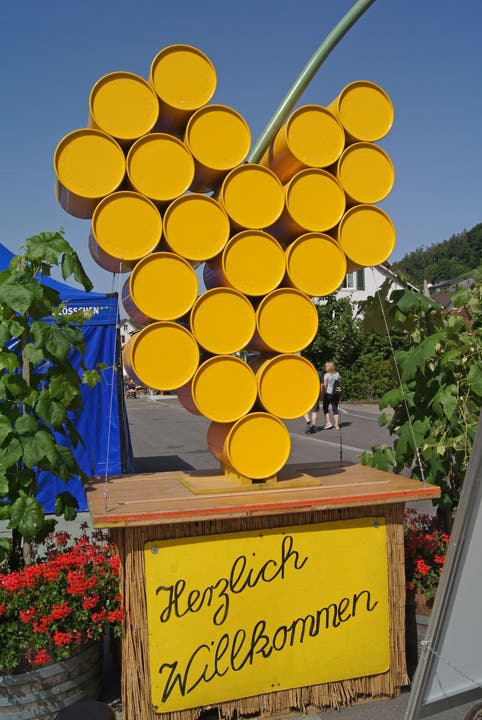 «Herzlich Willkommen» am Rebblüetefäscht 2022 in Weiningen.