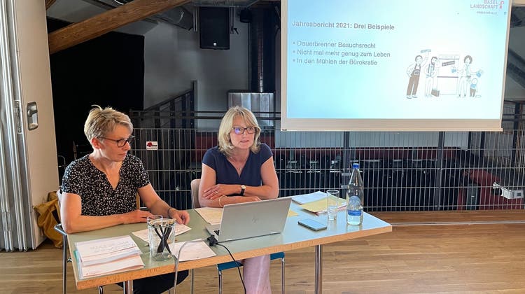 Die beiden Ombudsfrauen Béatrice Bowald (links) und Vera Feldges präsentieren in Liestal den Jahresbericht 2021. Es ist das erste Mal überhaupt, dass die 2020 neu zusammengesetzte Baselbieter Ombudsstelle an die Öffentlichkeit tritt. (Bojan Stula)