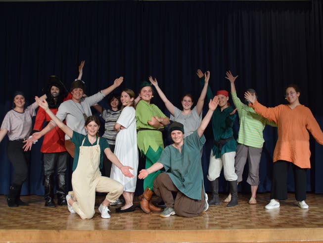 Das Posieren gelingt bereits gut, nun machen sie den Feinschliff für ihre Vorstellung: Die Darstellerinnen des Peter-Pan-Musicals bei den Proben im Schulhaus Junkholz.