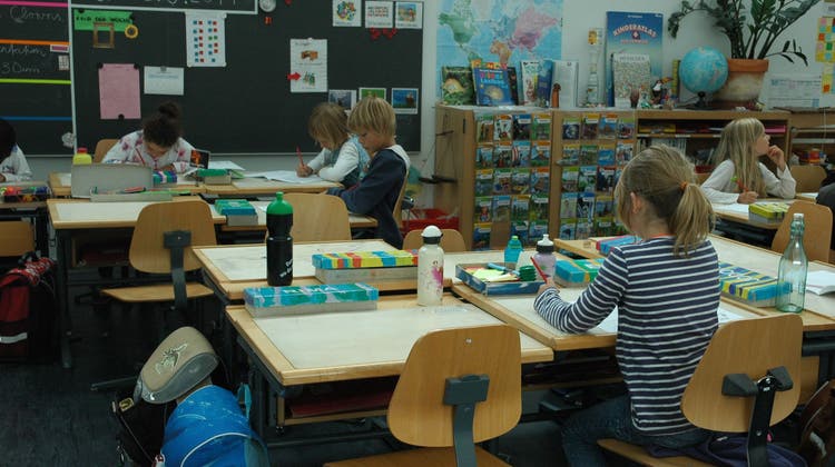 Wer nach den Sommerferien unterrichten wird, ist an vielen Zürcher Schulen noch offen. (Symbolbild: Matthias Scharrer)