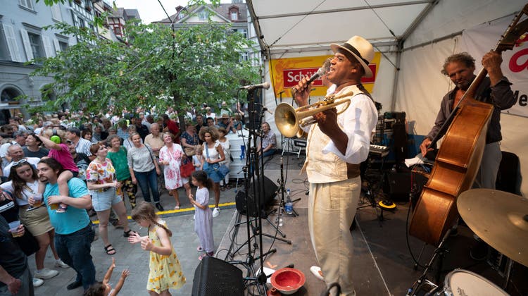 Am 33. «New Orleans Meets St.Gallen»-Festival sind am Dienstag 28'000 Zuhörerinnen und Zuhörer von Blues, Dixie und Swing in den Bann gezogen worden, wie etwa von der «The Louis Armstrong Celebration Band» (im Bild). (Bild: Ralph Ribi (21.06.2022))