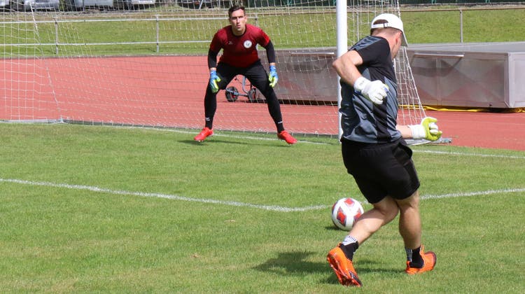 Das erste Training in Bludenz: Torwarttrainer Philipp Bowald versucht Goalie Nico Strübi zu bezwingen. (Bild: Lukas Tannò)