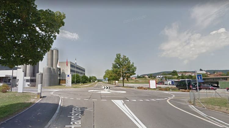 Das Verkehrsregime beim heutigen Kreisel Hardstrasse/Fabrikstrasse (im Bild die Abzweigung nach links) soll komplett geändert werden. Auch ist über die Hardstrasse Ost (Abzweigung nach rechts) ein Fussgängerstreifen geplant. (Google Streetview)