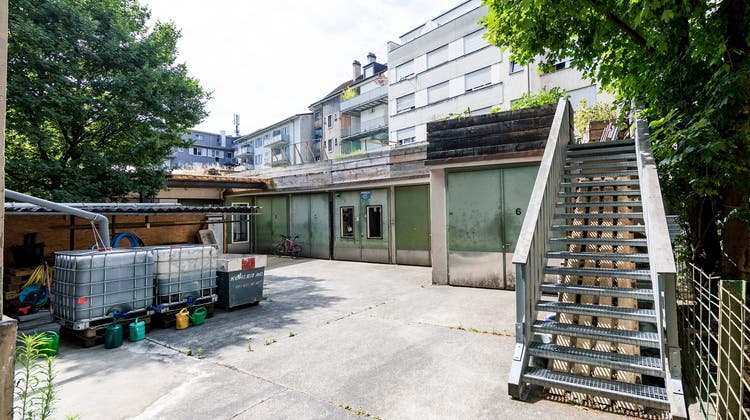Die Garagenboxen und die Werkstatt im Hinterhof der Schlossgasse 8 sollen zu vier Kleinwohnungen umgebaut werden. (Kenneth Nars (21. Juni 2022))