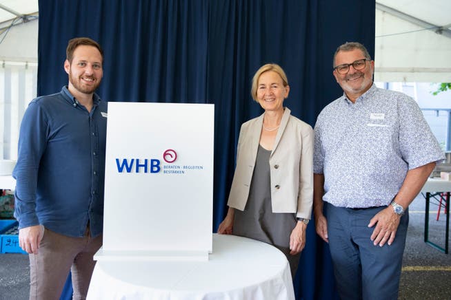Aus dem Wohnheim Betlehem wird das WHB: Geschäftsführer Fabian Schwaller, Regierungsrätin Susanne Schaffner und Vereinspräsident Markus Sigrist präsentieren das neue Logo (von links).