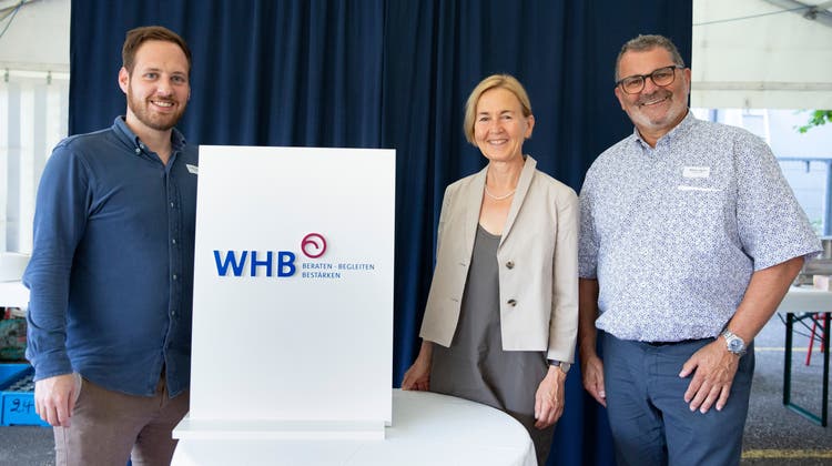 Aus dem Wohnheim Betlehem wird das WHB: Geschäftsführer Fabian Schwaller, Regierungsrätin Susanne Schaffner und Vereinspräsident Markus Sigrist präsentieren das neue Logo (von links). (Zvg/Markus Wolf)