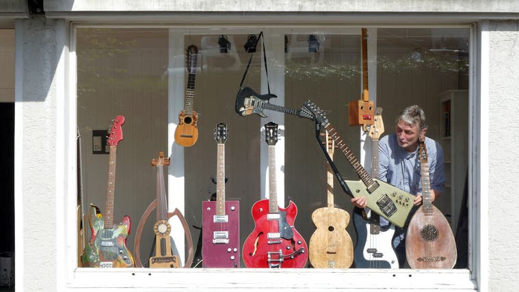 Karl Aginmar hat probeweise eines der drei Lux-Box-Fenster mit Gitarren gefüllt. Dies sind elf von unzähligen Musikinstrumenten aus der Sammlung. (Bild: PD)
