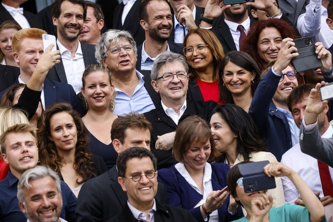 Also satisfied: Jean-Luc Mélenchon (in the middle of the photo with a white shirt) in the middle of his new faction in the National Assembly.