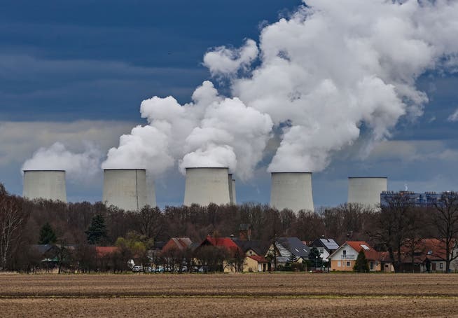 Steam rises from the cooling towers of the Jänschwalde lignite power plant in Brandenburg.  The lignite-fired power plant is now expected to stay connected to the grid longer than expected.