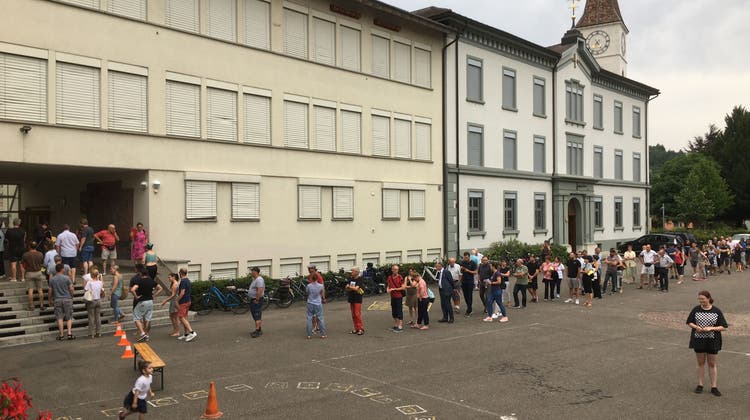 Lange Warteschlange vor dem Eingang zum Versammlungskokal. (Bilder: Simon Tschopp (Sissach, 21. Juni 2022))