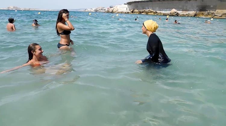 Ein junge Frau badet mit Burkini im Meer bei Marseille am Montag, 29. August 2016. In öffentlichen Schwimmbädern ist diese Schwimmbekleidung verboten. (AP / keystone-sda.ch)