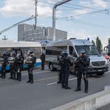Die Luzerner Polizei bei einem Einsatz an einem FCL-Spiel . (Bild: Boris Bürgisser)
