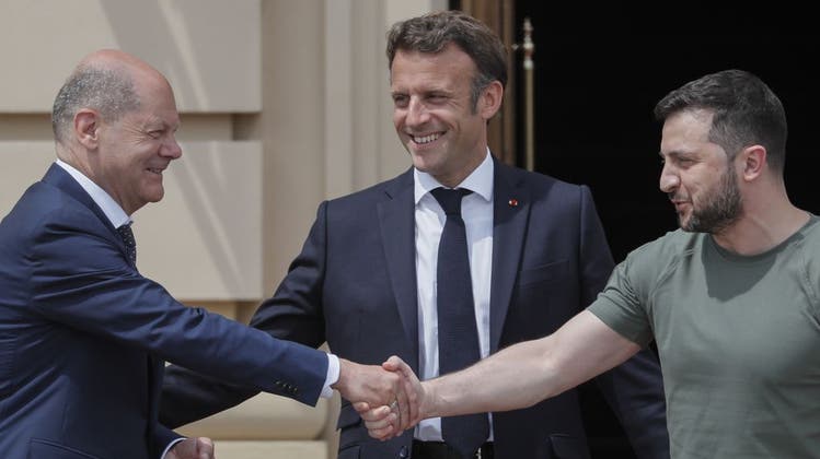Sind mit an Bord: Bundeskanzler Olaf Scholz (links) und der französische Präsident Emmanuel Macron beim ukrainischen Präsidenten Wolodomir Selenski in Kiew (rechts). (Keystone)