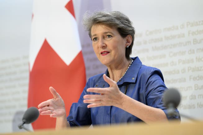 Transport Minister Simonetta Sommaruga announced delays due to the heavy load on the rail network.