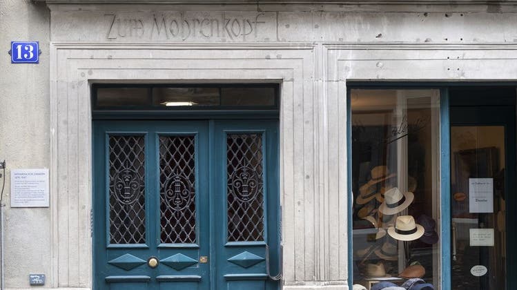 Der «Mohrenkopf» im Zürcher Niederdorf bleibt noch eine Weile sichtbar: Gegen die Abdeckung der Inschrift wurde Rekurs eingereicht. (Keystone/Ennio Leanza)