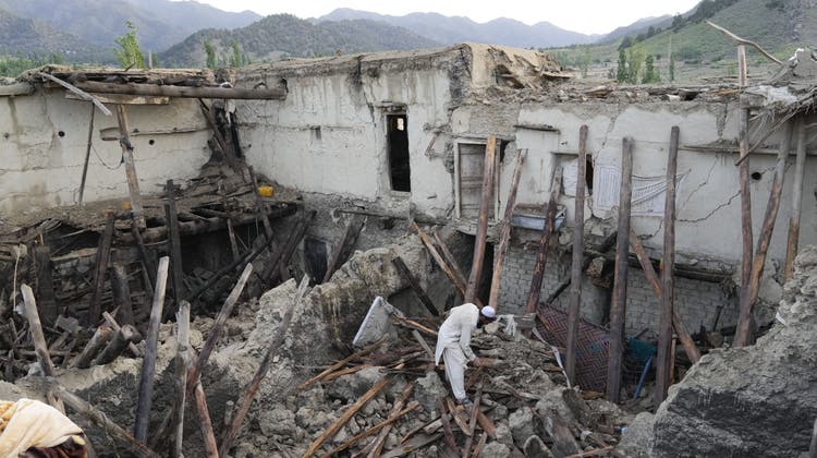 Bilder immenser Zerstörung: In Afghanistan hat das tödlichste Erdbeben seit langem Häuser und Dörfer zerstört. (Bild: Ebrahim Noroozi/AP)
