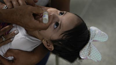 Mit der Polio-Impfung konnte die gefährliche und auch tödliche Kinderlähmung in weiten Teilen der Welt ausgerottet werden. Hier erhält ein Kind in Venezuela eine Polio-Schluckimpfung. (Ariana Cubillos/AP/ keystone-sda.ch)