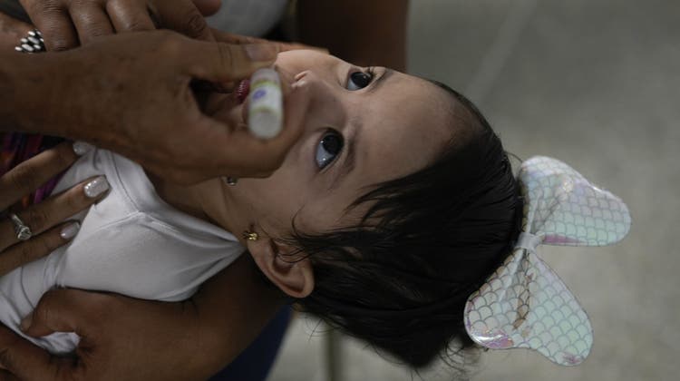 Mit der Polio-Impfung konnte die gefährliche und auch tödliche Kinderlähmung in weiten Teilen der Welt ausgerottet werden. Hier erhält ein Kind in Venezuela eine Polio-Schluckimpfung. (Ariana Cubillos/AP/ keystone-sda.ch)